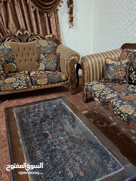 للبيع طقم كنب تفصيل خشب زان – حالة ممتازة  بالإضافه الى 3 اسكملات