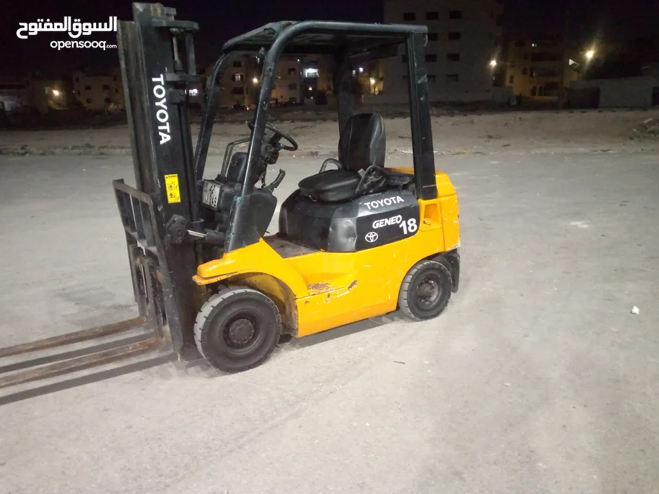 رافعه شوكيه انواع تويوتا حمولت 1800 بنزين جير اوتوماتيك بحاله جيده جدا