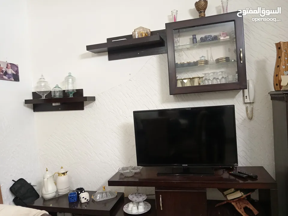 طاولة تلفاز  كامله (دون شاشه) مع رفوف وخزانه