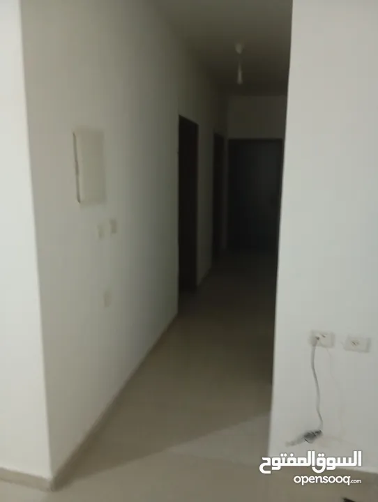 شقة في بيتونيا خلف الكلية العصرية اسكان العمارة  مكونه من 3 شقق وحمامين وصالة وصالون وبرندة