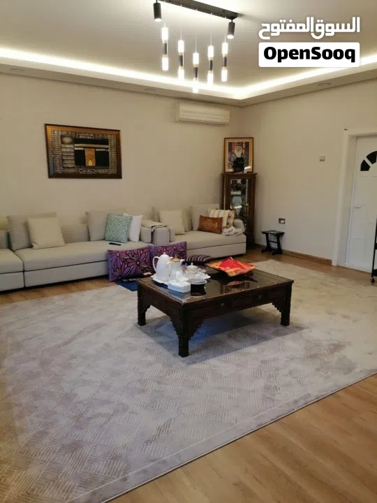 للبيع فيلا فاخرة في مدينة حمد الدوار السابع موقع مميز كما يوجد عدد من البيوت في مدينة حمد