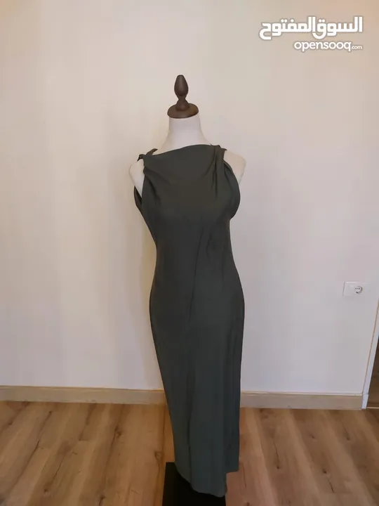 عدة فساتين جديدة و ماركات اسعارها من 10-12 دينار.