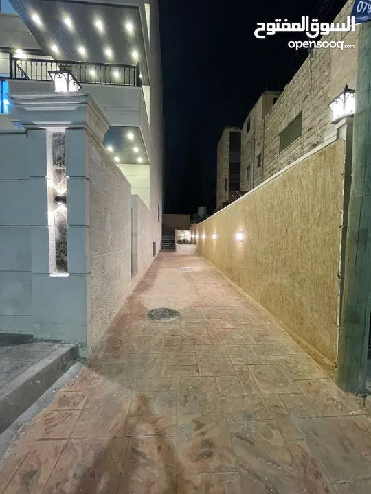 شقة أرضية أمامية يمين مع 3 مداخل مستقلة وكراج خاص وترسين للبيع في جبل الحسين
