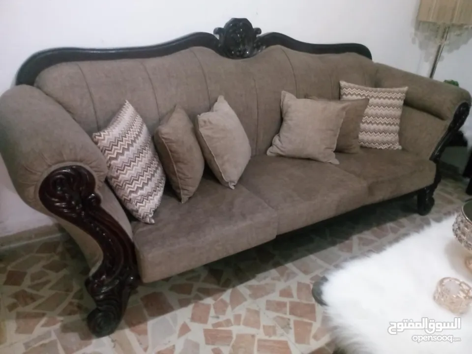 طقم كنب بحال الوكاله للبيع بسعر طري  ممتاز والخشب ميه ميه وجامد