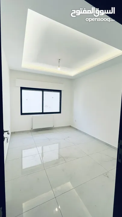 شقة ارضية ذات اطلالة رائعة بمساحة اجمالية 300 متر مربع