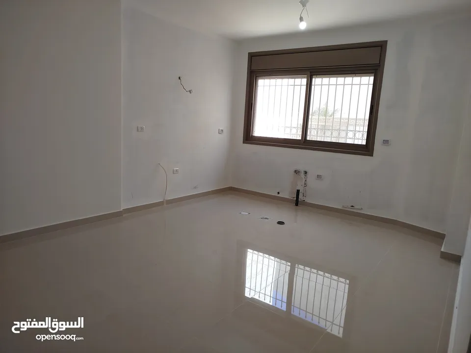 شقه مع حديقه للبيع