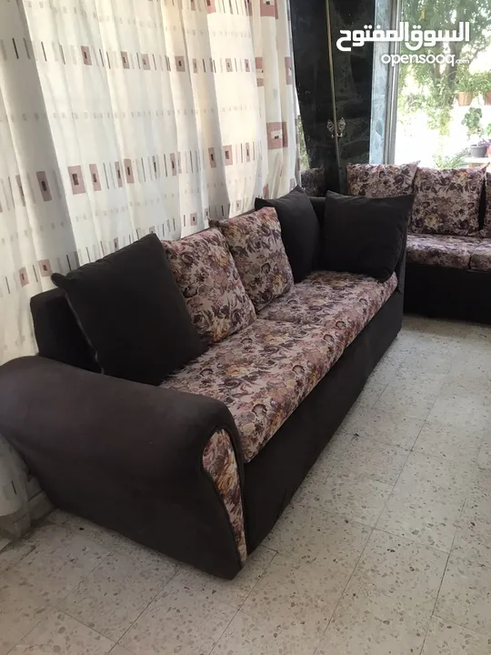 طقم كنب 8 مقاعد بحالة ممتازة