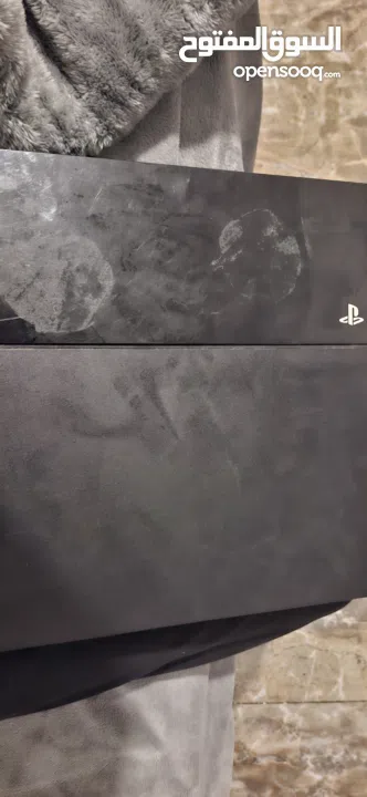 بلايستيشن 4 اول اصدار مع ايدين وحده خربانه ووحده لا الحمرا خربانة و السودا لا البلايستيشن بدها تنضيف