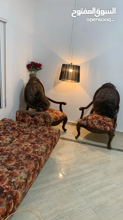 طقم كنب خشب زان مرتب للبيع بداعي السفر  بتكون من كرسيين وكنب عدد2مقعدين ب مقعدين واريكا