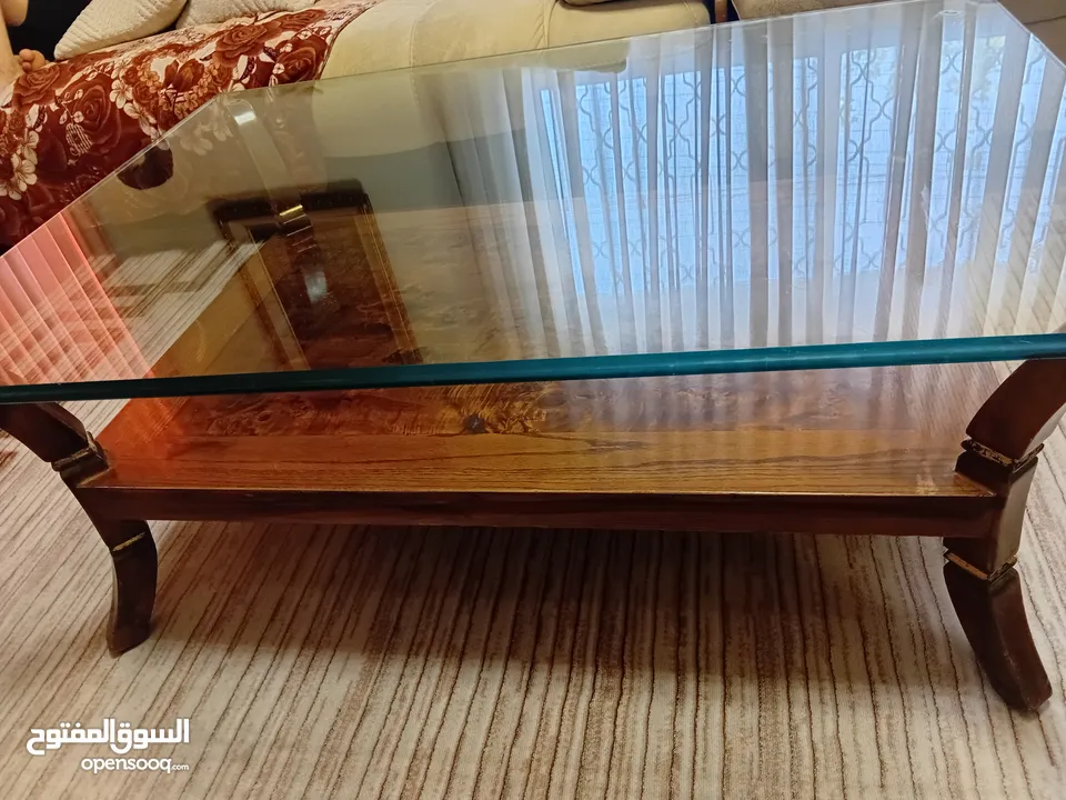 طاولة زجاجية مع قاعدة خشبية(خشب طبيعي) يوجد خدوش