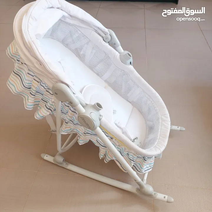 سرير صغير للاطفال الرضّع ووضعية هزاز