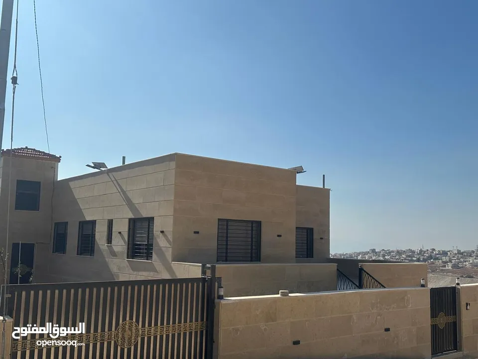 بيت مستقل مساحه البناء صافي175متر البناء الفعلي 240م // تشطيب سوبر ديلوكس، منطقة هادئه ومطله وجميله.