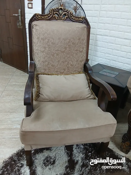 طقم كنب مستعمل مع طاولات للبيع