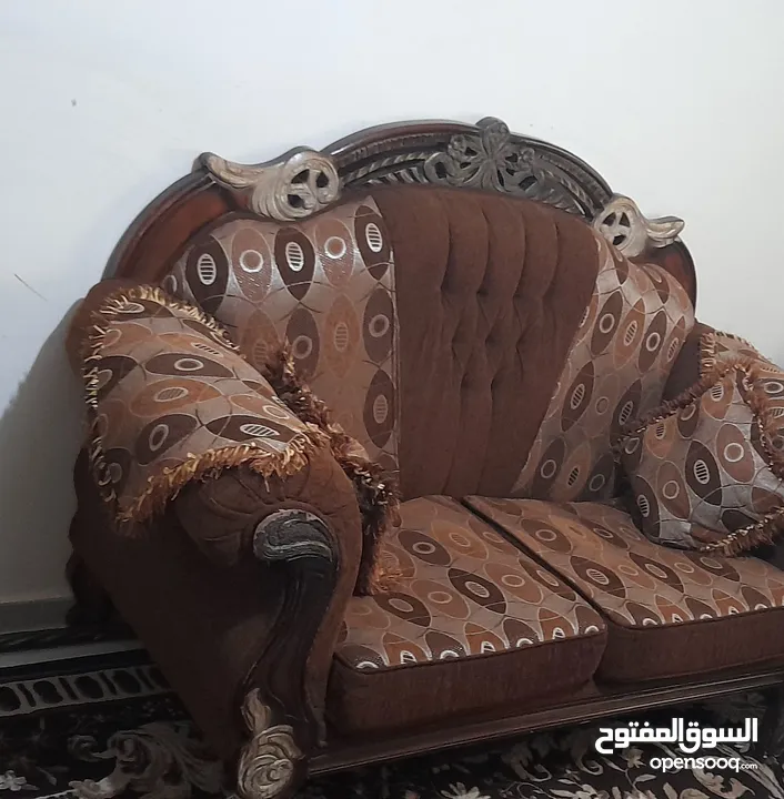 كنب+بوفيه لون بني مستعمل بحاله الجديد   للبيع بسعر 150