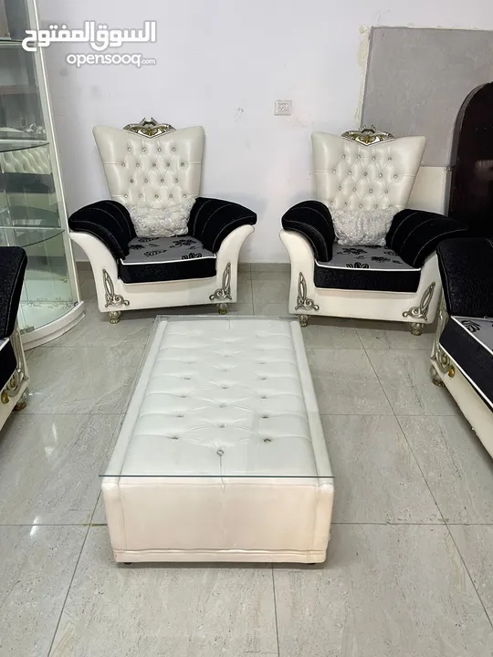 طقم كنب مع طاولة وسط وبترينا وطاولة سفرة ومزنون