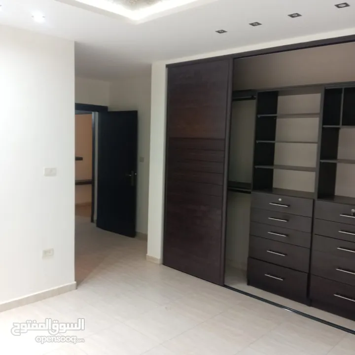 خلدا ـ شقه ارضيه فارغه للايجار ـ 200 متر داخلي  200 متر خارجي + حديقه مشجره - كراج خاص