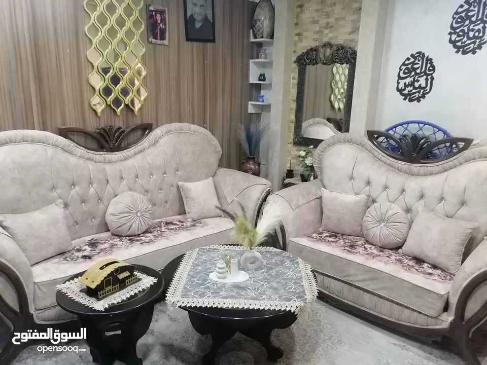 طقم كنب خشب زان تفصيل..7مقاعد او 9 مقاعد  لون بيج مورد شكله جميل جدآ والخشب لون بني..