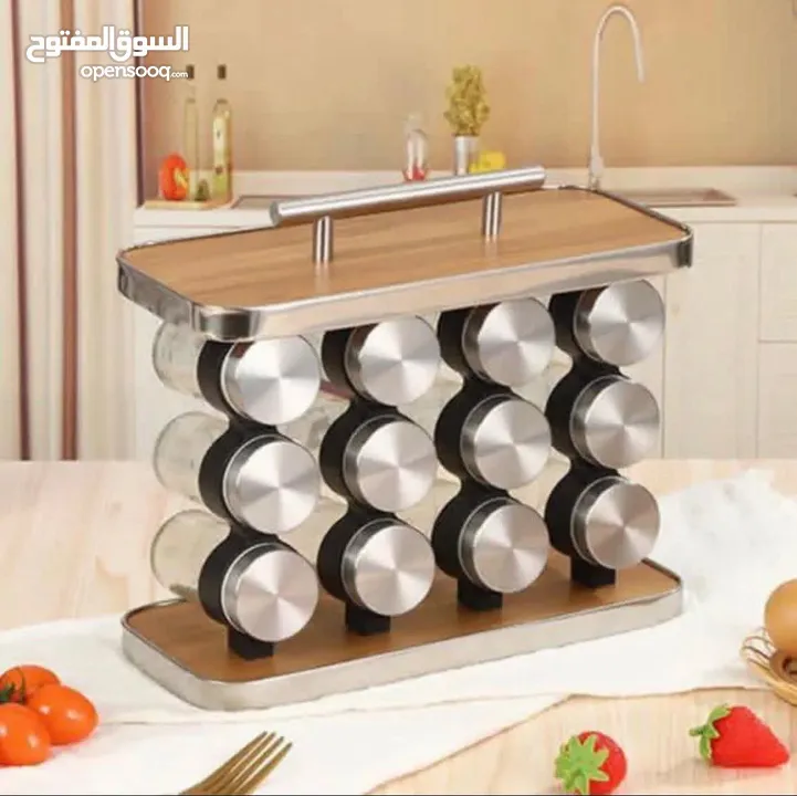 ستاند توابل خشبي بـ 16 برطمان – لمطبخ أنيق ومرتب! الستاند مصنوع من خشب راقٍ مع حواف ومقبض من الستانل
