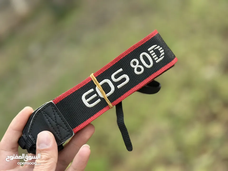 للبيع علبه الكاميرا 80D و عدسة 2