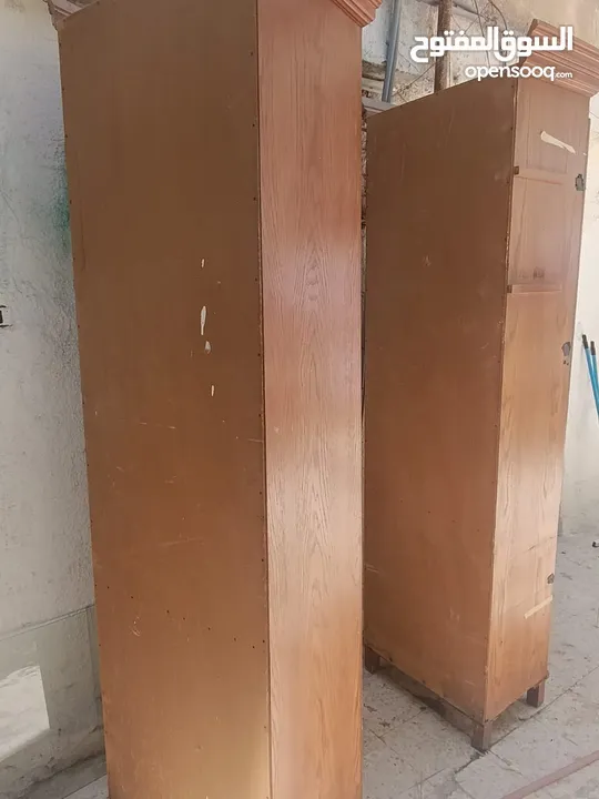 قطعتين اثاث زان ممتازه  لايوجد  فيها كسور  فيها رفوف  زجاج تستعمل رفوف كتب أو خزنه كافه الاستعمالات