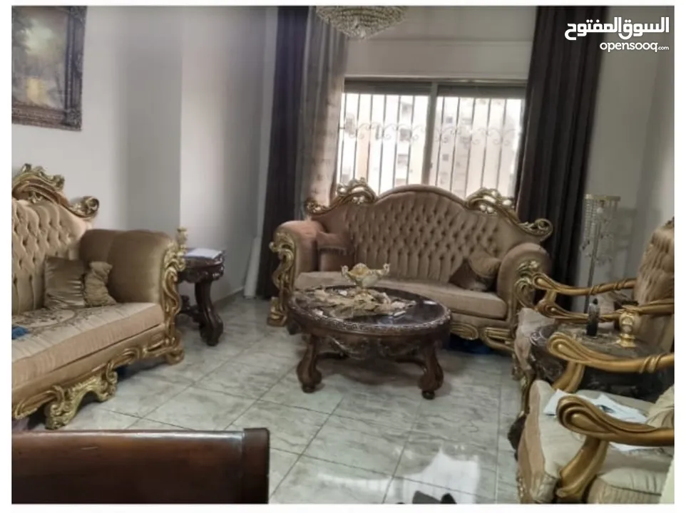 طقم كنب زان مصري بحاله ممتازه ونثريات وتحف