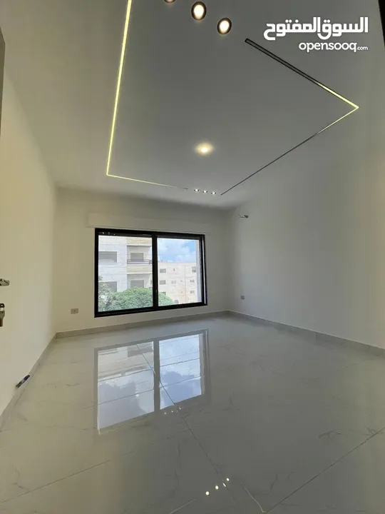 ارضية مع ترس خلف جامعة البتراء البنيات طريق المطار تشطيب فخم