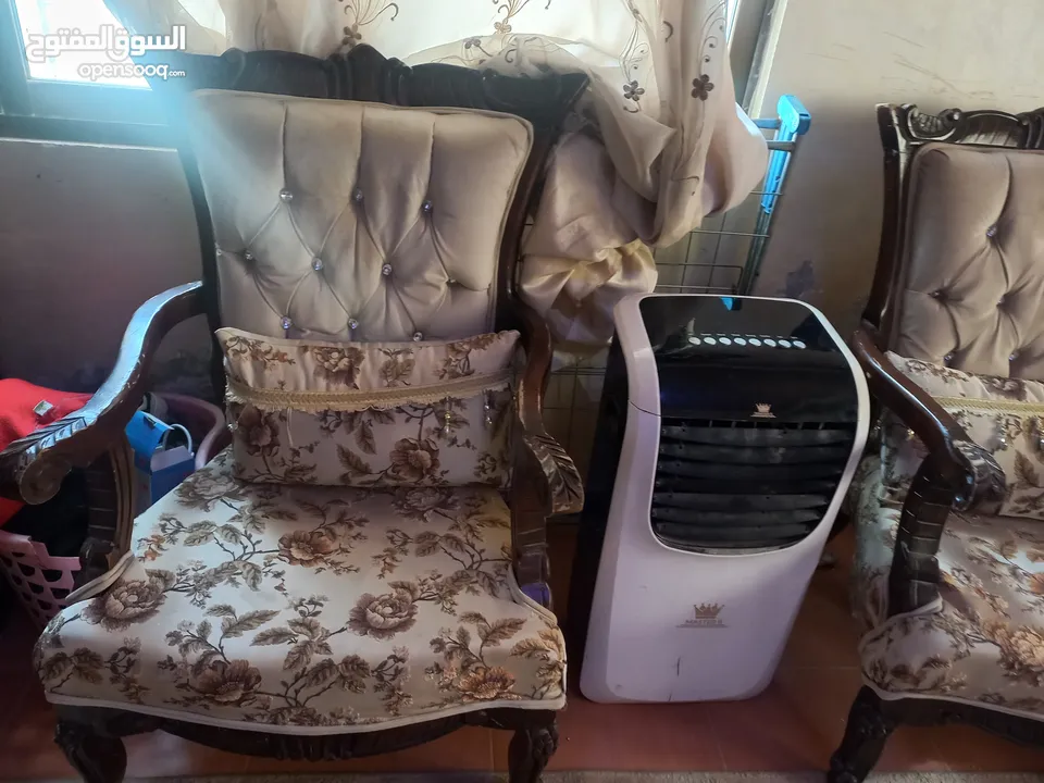 قعده ضيوف  تتكون من ثلاثيه  وثنائيه ومفردتين   زائد طاوله وسط   وسجاده