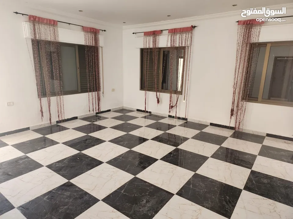 شقة مع رووف و ترس إطلالة أبدية خلابة  على جبال جرش و السلط في أجمل مناطق الجبيهة ابو عوف تنظيم أ