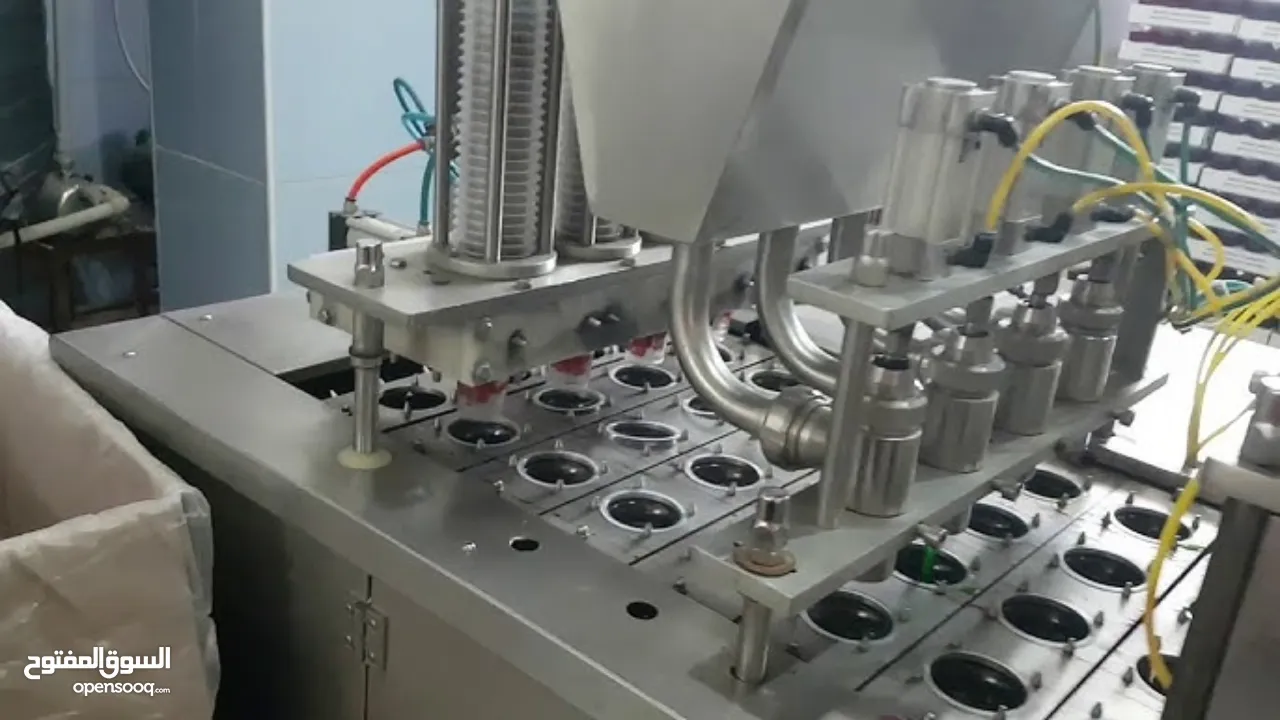 ماكينات تعبئة وتغليف كاسات المياه والعصائر والجلو والالبان المتطورة بنظام الذكاء الاصطناعي والروبوت