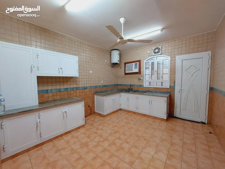غرف للشباب العمانين خلف وكالة تويوتا في الموالح الجنوبي / مع مطبخ خاص