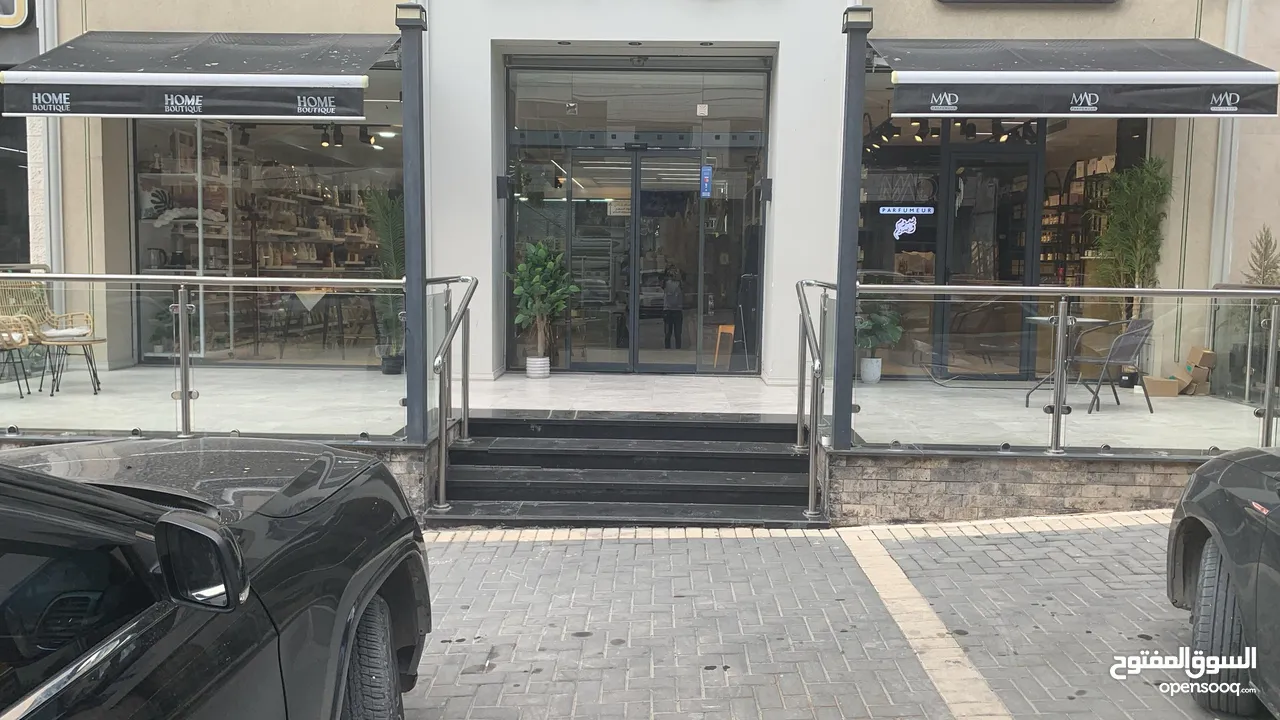 معرض تجاري 3 ابواب عالشارع الرئيسي للبيع بالخلو