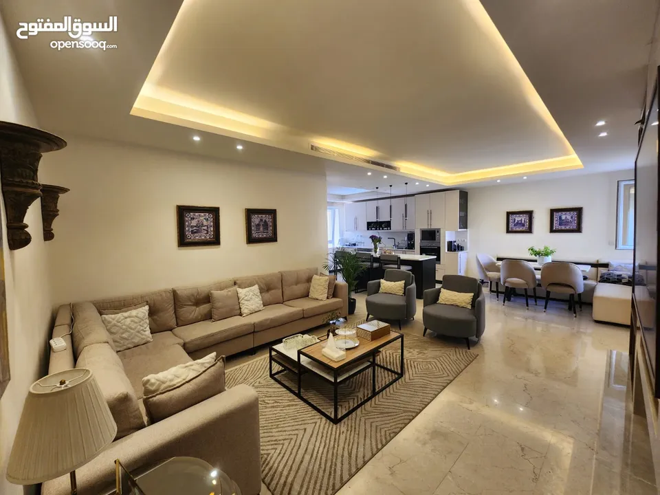 شقة فاخرة فارغة للبيع او للإيجار بمواصفات فيلا - ref : 14560