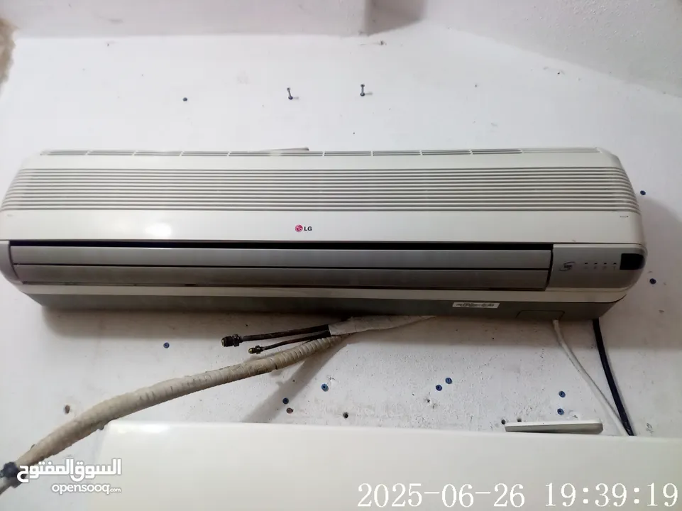 مكيفات عادي نظيف جدا وانواع ممتازه جدا كامل اغراضو وغازو فل مواسير جداد ريموت موجود وسلك كنترول موجو