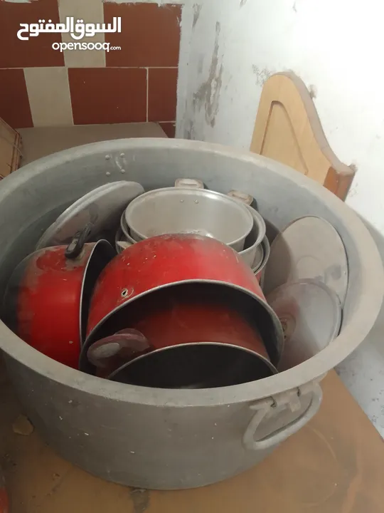 طناجر عدد 2 كبيرة للطبخ و غاز