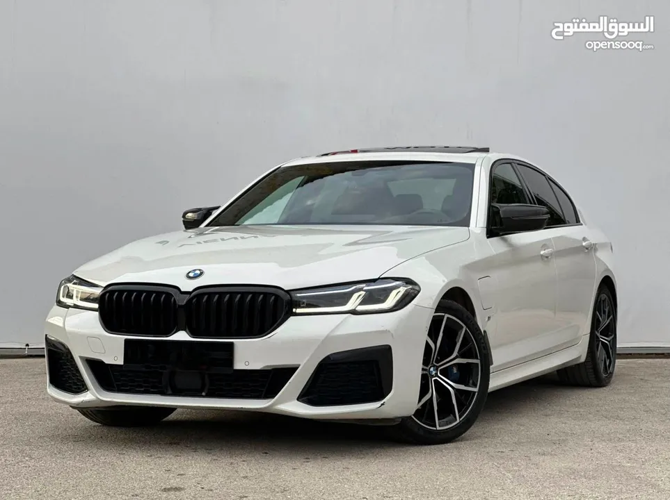 الحبه المميزه بلون الأبيض اللؤلؤي المميز للبيع على(الكاش فقط) Bmw 530e 2022 M