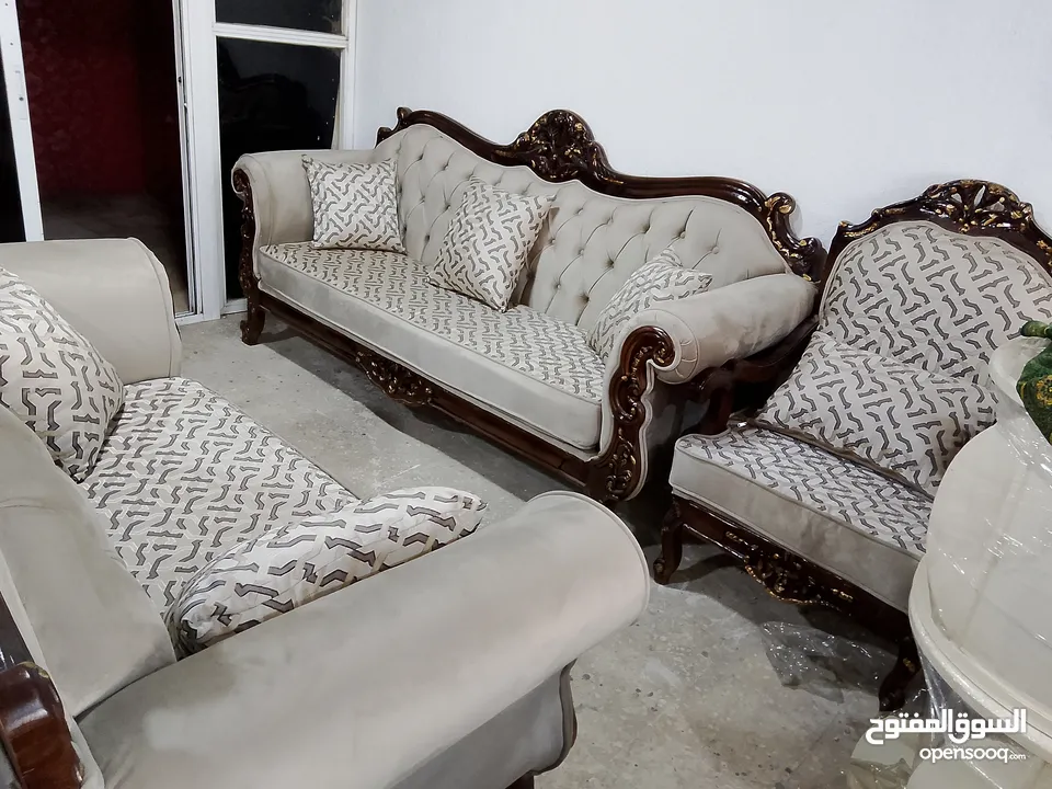 معرض ومشغل  تنجيد للبيع