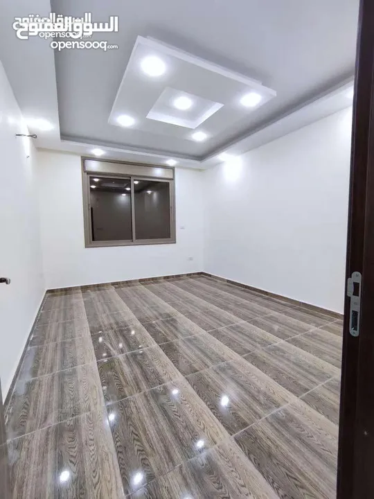شقة مميزه مساحتها 160م او مع روف 200 م في الحي الشرقي