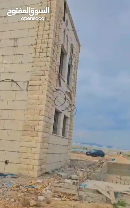 فيلا مكونة من طابقين مع بركة مع قطعة أرض للبيع