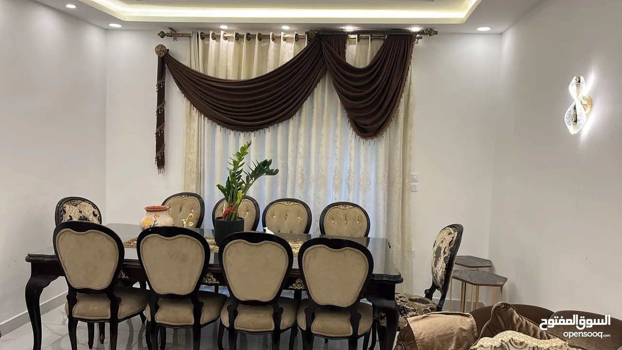 اثاث مستعمل بحالة الوكالة غرفة ضيوف كاملة وسفرة كاملة وخزائن نوم وتخت اطفال