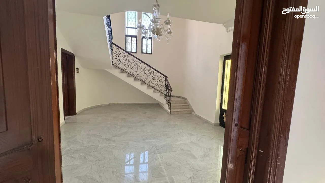 Well-Maintained Villa in Umm Al Summaq / فيلا بحالة ممتازة في أم السماق