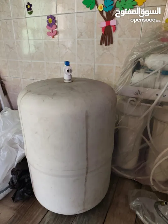 فلتر ماء مستعمل بحاجه صيانه خفيفه ..باب اكورديون لون سكني فاتح