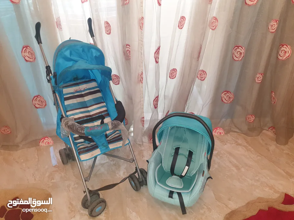 للبيع عربه خفيفه الوزن قابله للطي ماركه جونيور+كرسي طعام