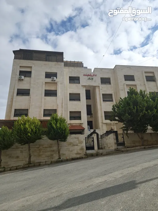 شقة بمنطقة المدينة الرياضية مساحة 157 متر بسعر مغري تدفئة راكبة ،كراج خاص، مصعد، مطبخ راكب