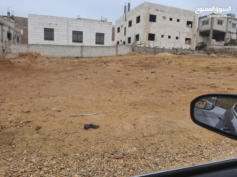 أرض للبيع من المالك 350 م + 350 م طلوع محكمة الشرطة شرق شارع الحزام سكن د
