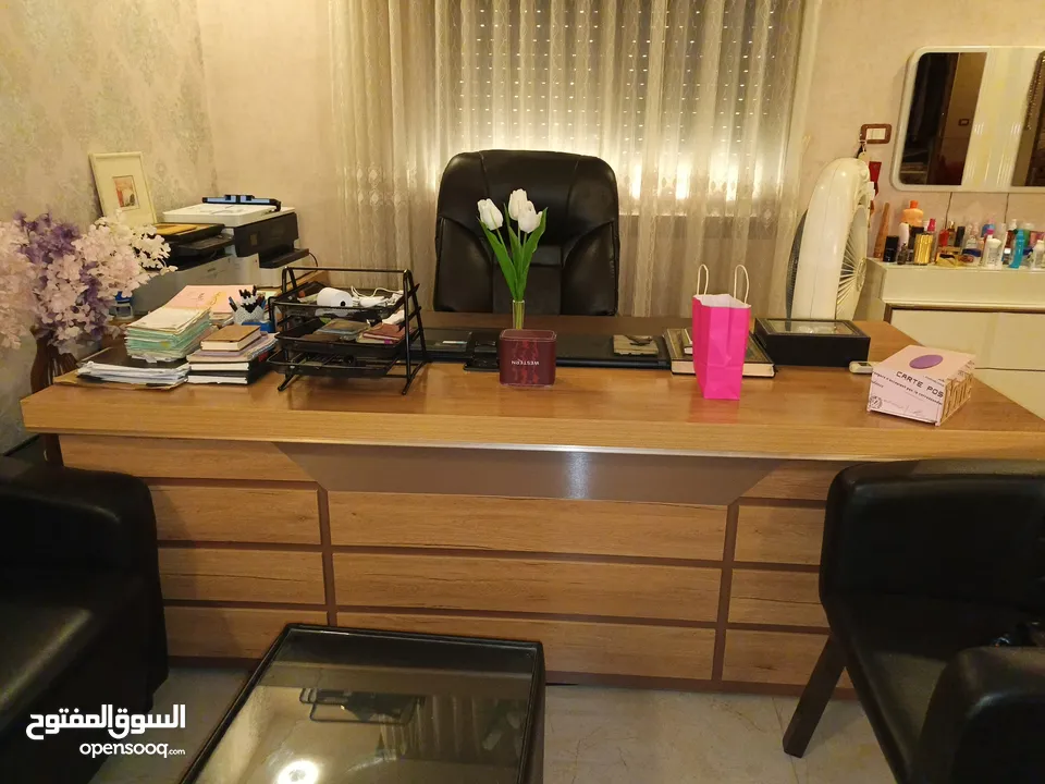مكتب رئيسي كبير وفخم  مع كرسي رئيس مكتب  كبير