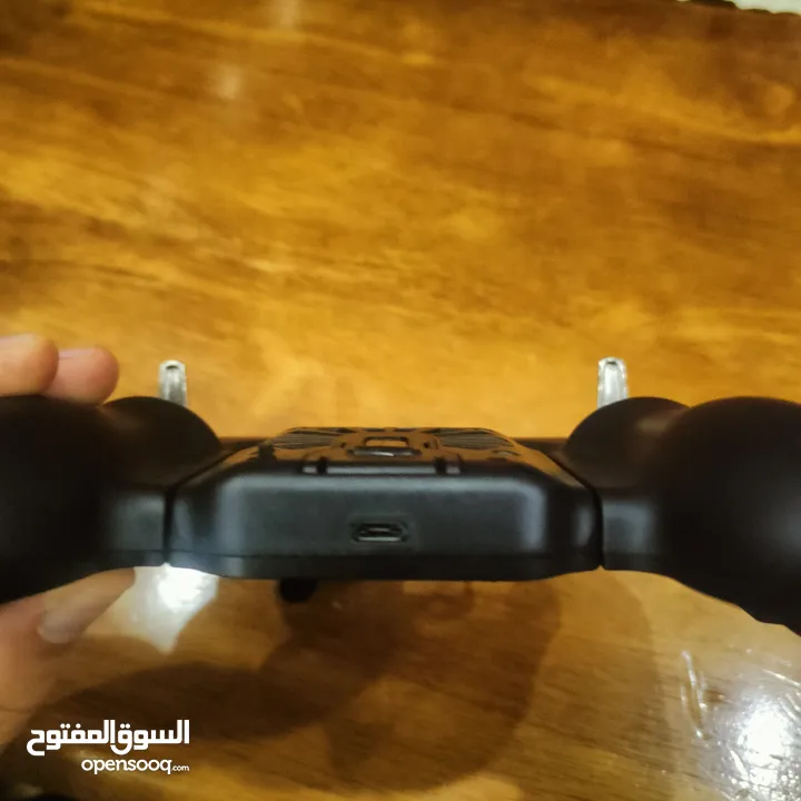 يد ببجي موبايل مع مروحه لتبريد الجهاز  و شاحن و مانعات انزلاق بديله  ب4