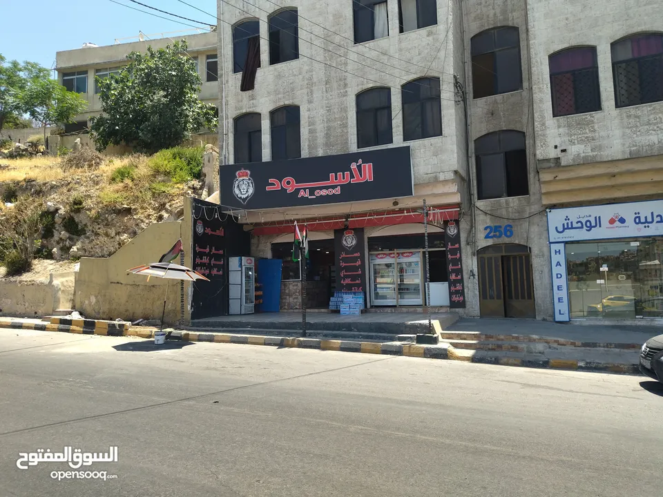 محل قهوة للبيع  ماركا الشمالية مقابل السكة تعمل بشكل جيد البيع لعدم التفرغ منطقة اصطفاف وشارع حيوي.