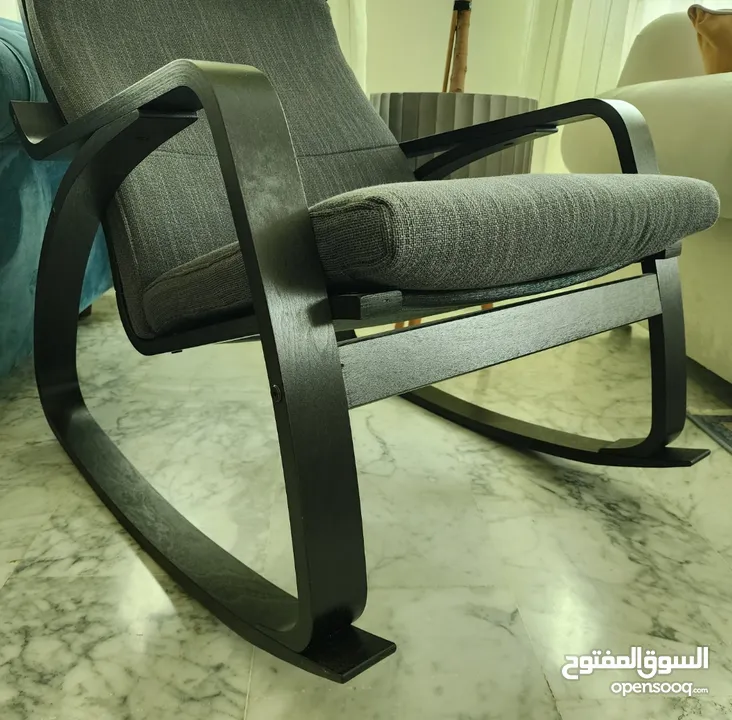 كرسي هزاز فخم و عصري للبيع بحالة ممتازة جدا