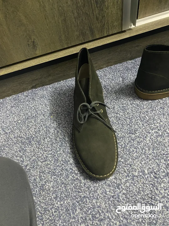 حذاء زيتي ماركة Clarks الاصلية بحالة الوكالة