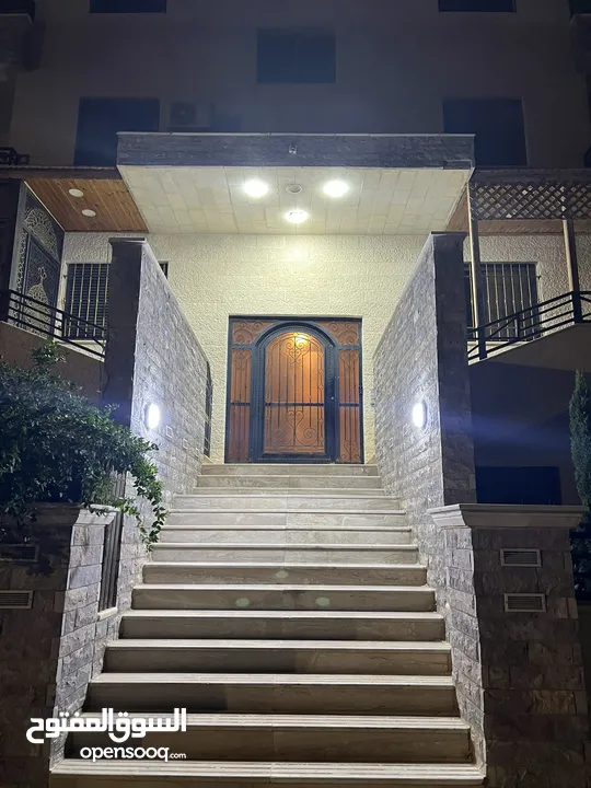 للايجار 3 غرف نوم و ديوانيه بجانب كمبارند الأمعري